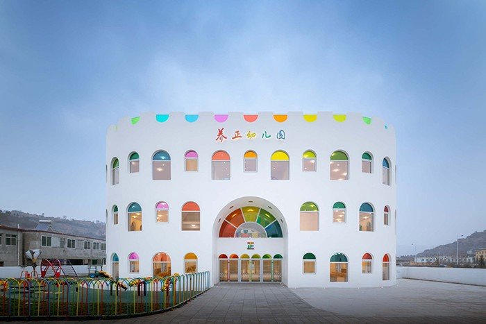 483 rainbow colored glass panels emit a rotating kaleidoscope in this playful kindergarten0001