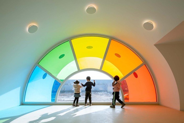 483 rainbow colored glass panels emit a rotating kaleidoscope in this playful kindergarten0004
