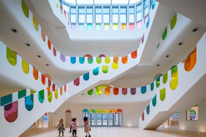 483 rainbow colored glass panels emit a rotating kaleidoscope in this playful kindergarten0005