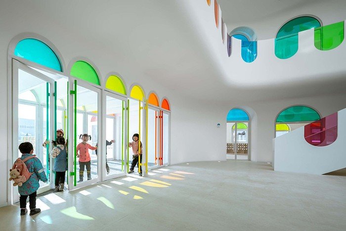 483 rainbow colored glass panels emit a rotating kaleidoscope in this playful kindergarten0007