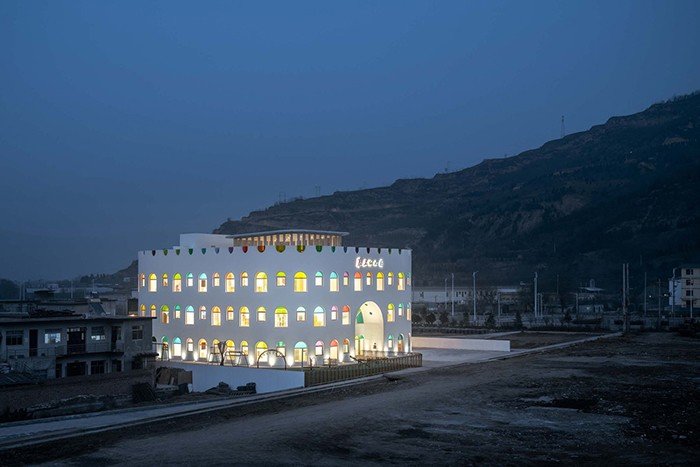 483 rainbow colored glass panels emit a rotating kaleidoscope in this playful kindergarten0009