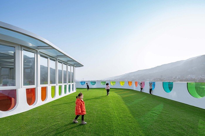 483 rainbow colored glass panels emit a rotating kaleidoscope in this playful kindergarten0010