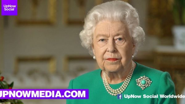 the queen wore another green screen outfit and the internet rejoiced