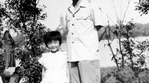 Dad & Daughter took SAME photo at the exact same spot for 35 years